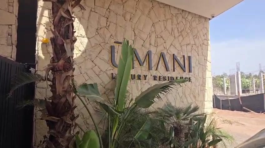 Entrée UMANI Luxury Residence visible depuis le chantier le 1er août 2026