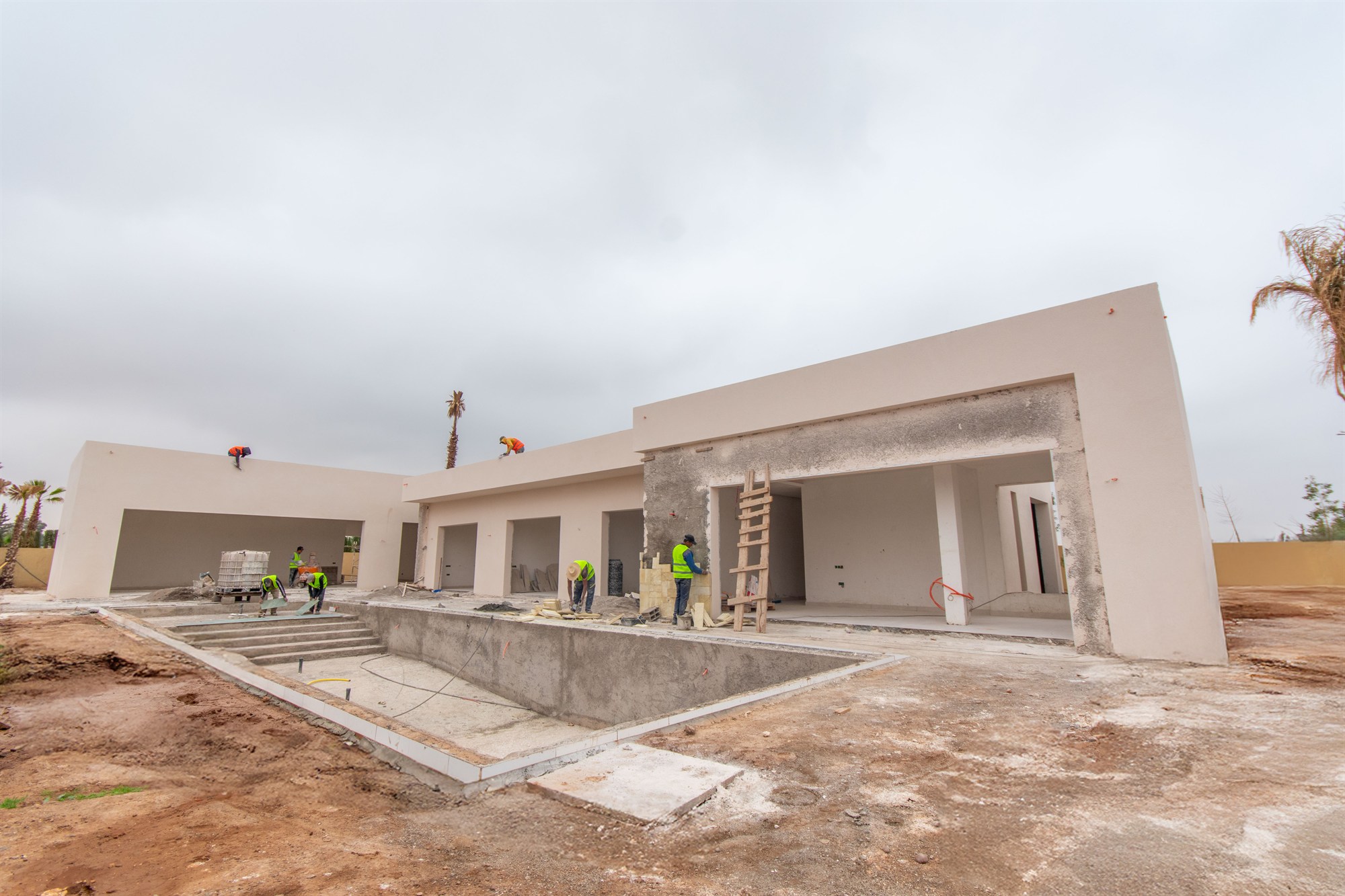 Villa et piscine en cours de construction à Atlas Palmeraie.