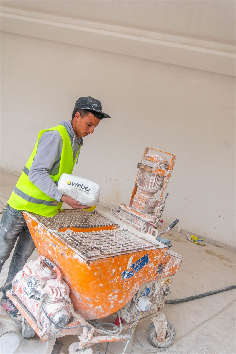 Préparation de matériaux à l’intérieur d’un chantier.