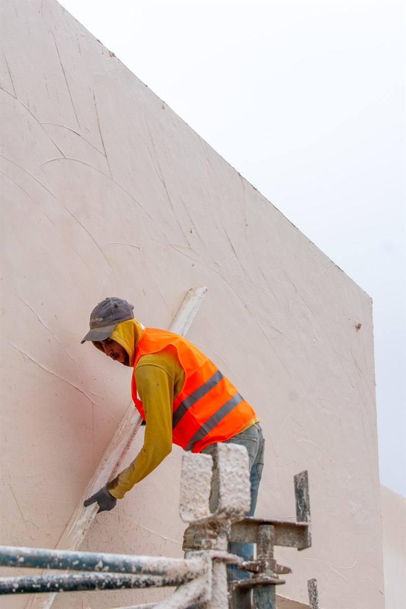 Intervention sur la façade d’une villa en chantier.