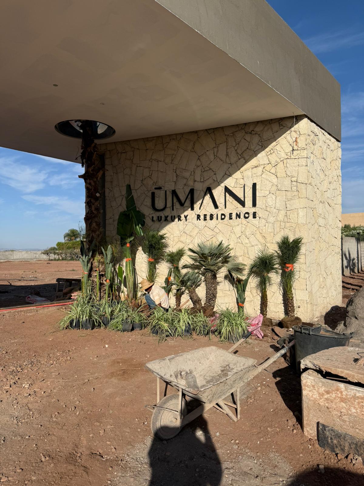 Entrée d’Umani Residence en cours d’aménagement.